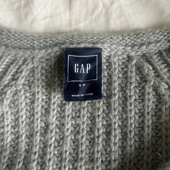 GAP Women’s Gray Crew Neck Sweater with Ribbed Knit - Picture 2 of 3